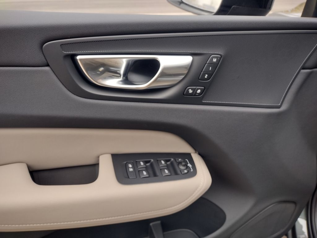 2026 VOLVO XC60 - Image 8