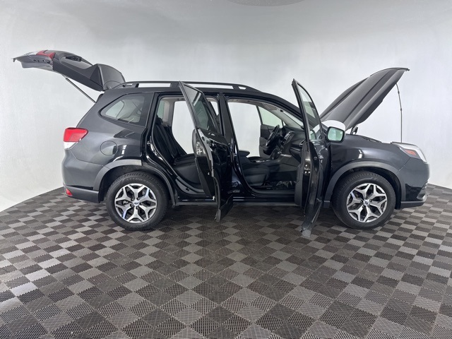 2022 Subaru Forester Premium photo 13