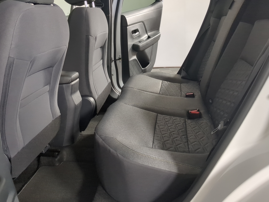 2025 Nissan Kicks SV photo 10