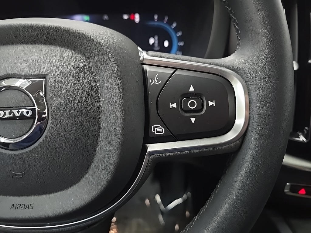 2023 Volvo XC60 B5 Core photo 21