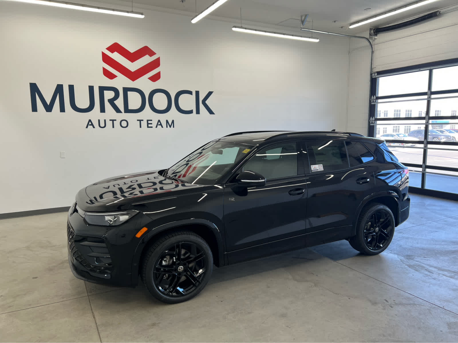 2025 Volkswagen Tiguan SE R-LINE BLACK's photo