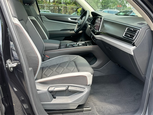 2025 Volkswagen Atlas SE Technology Peak Edition photo 13