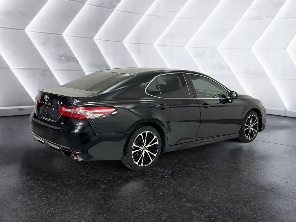 2018 Toyota Camry SE photo 4