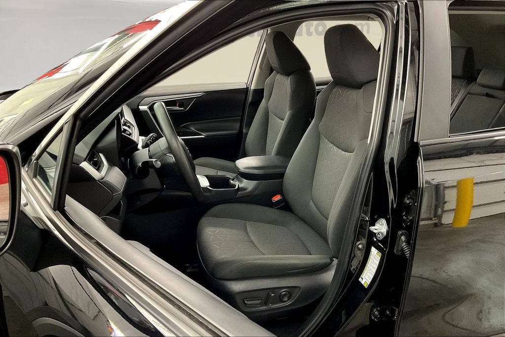 2024 Toyota RAV4 XLE photo 22