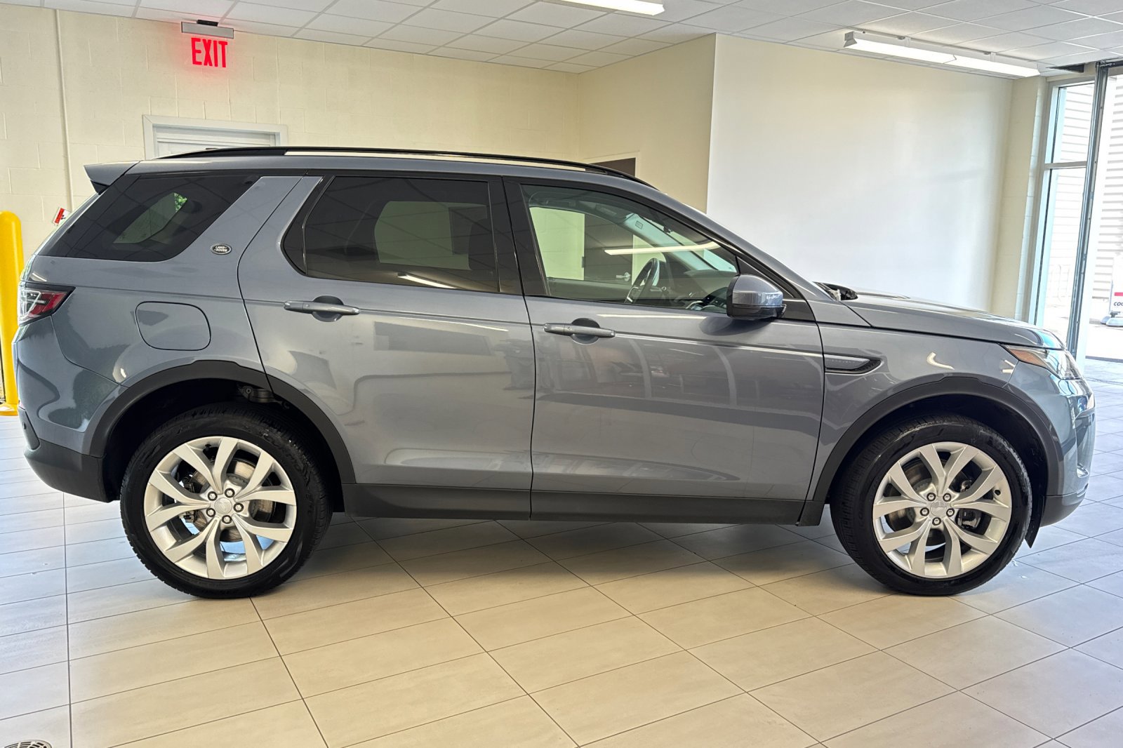2022 Land Rover Discovery Sport SE photo 2