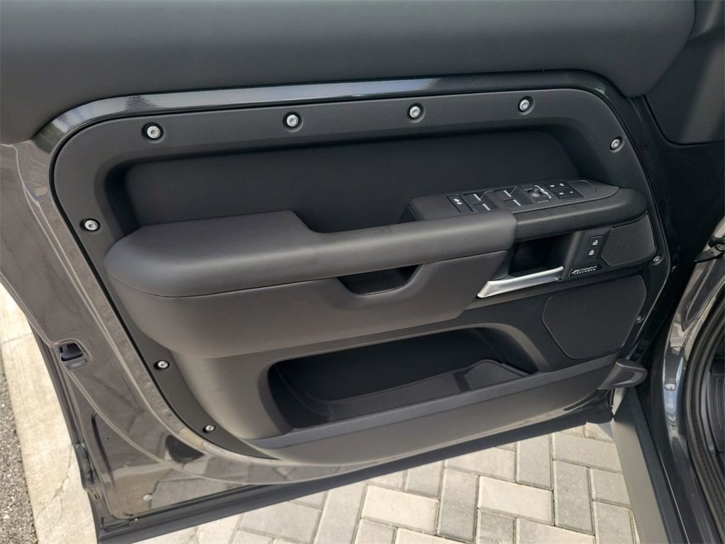 2025 Land Rover Defender 130 V8 photo 20