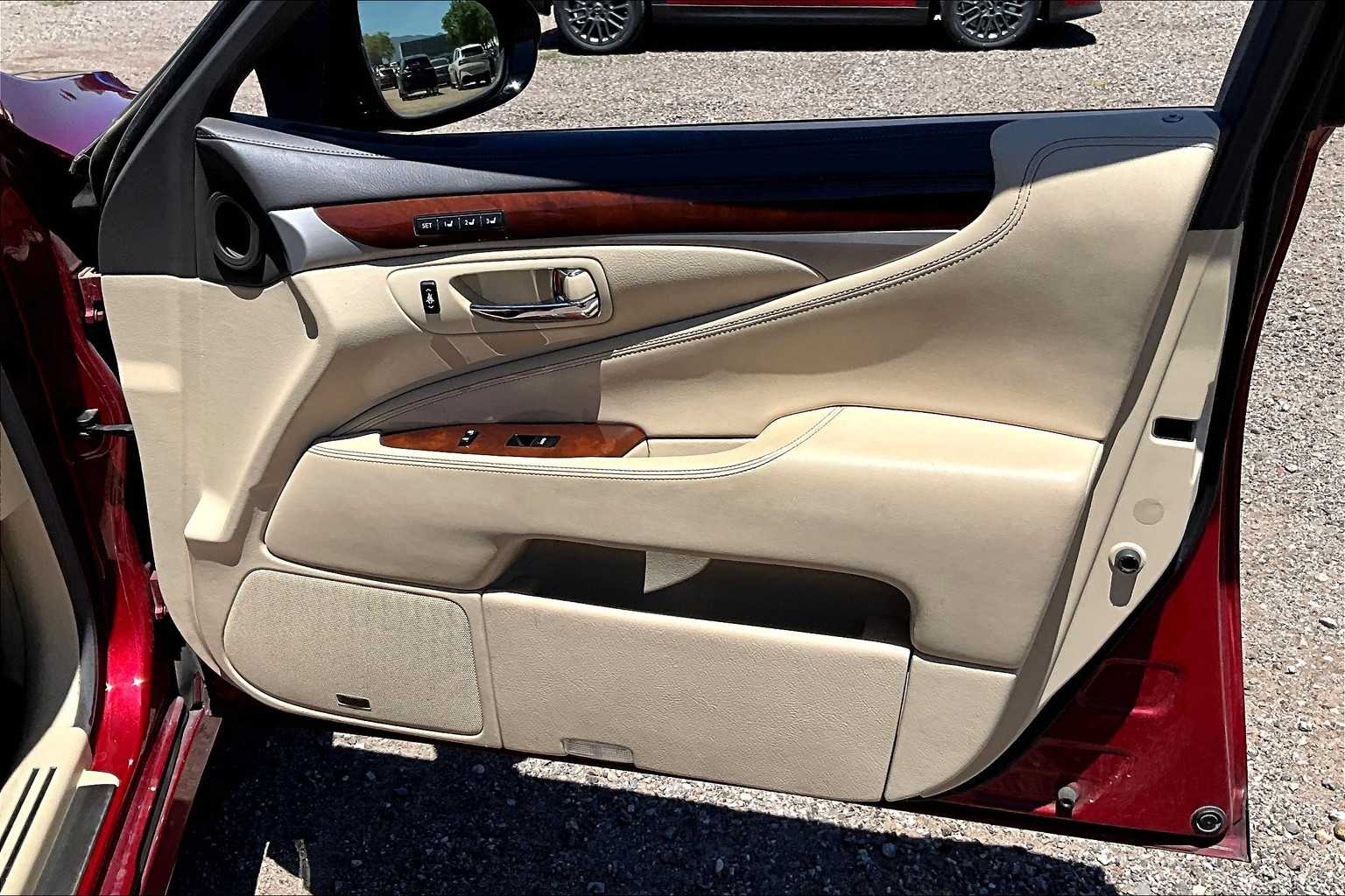 2013 Lexus LS 460 photo 21