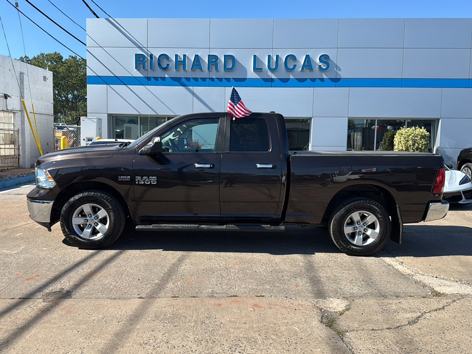2017 Ram 1500 SLT photo 4
