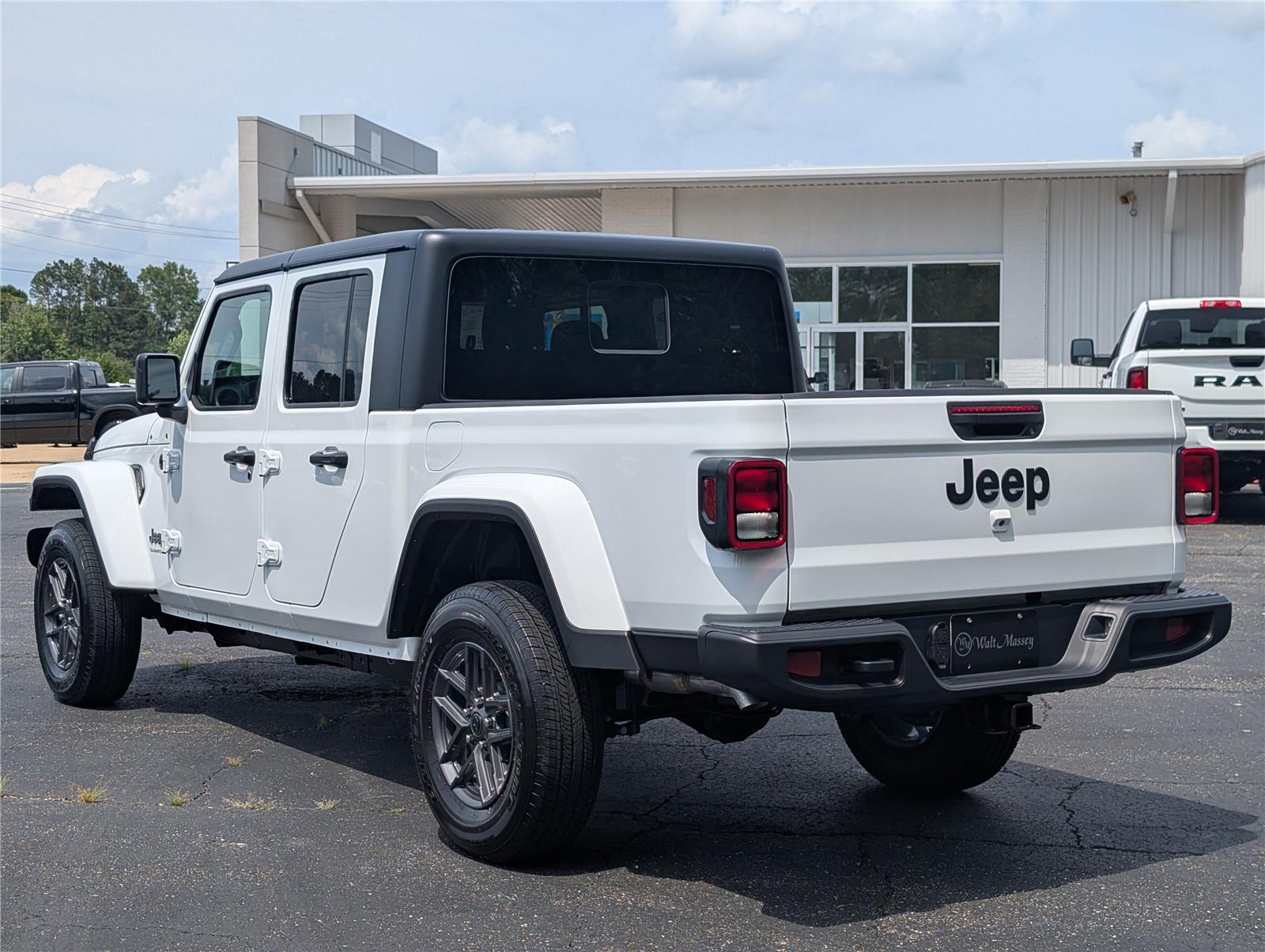 2025 Jeep Gladiator Sport S photo 3