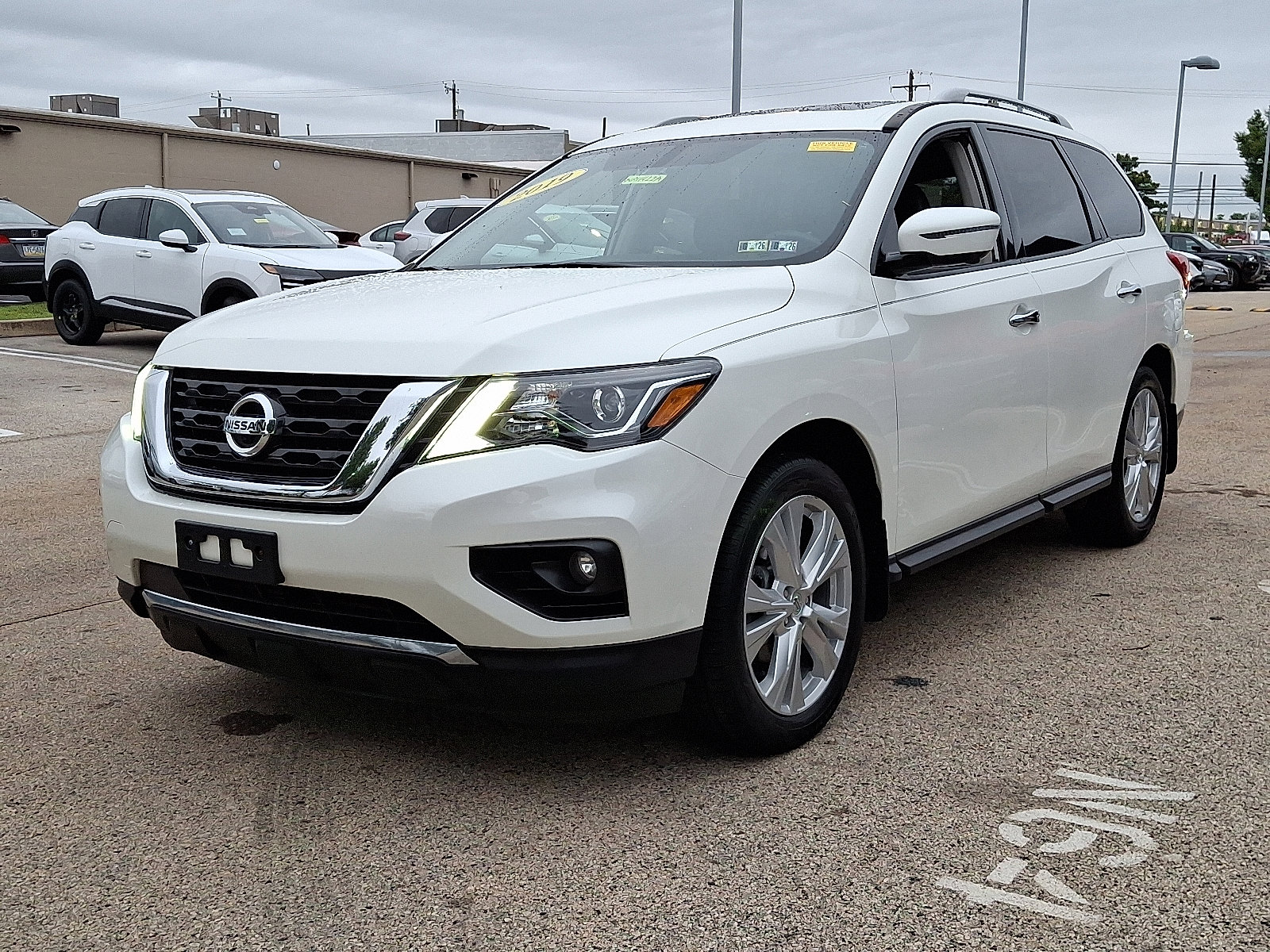 2019 Nissan Pathfinder SL photo 2