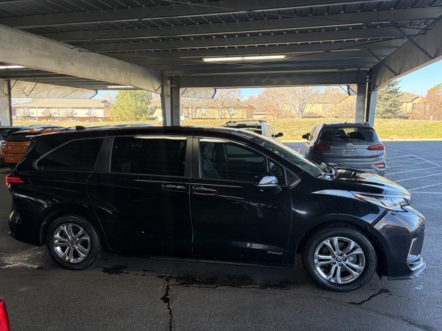 2021 Toyota Sienna XSE photo 2