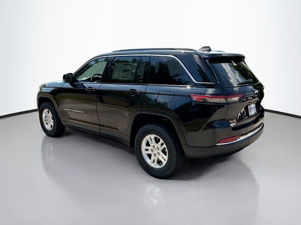 2025 Jeep Grand Cherokee Laredo photo 4
