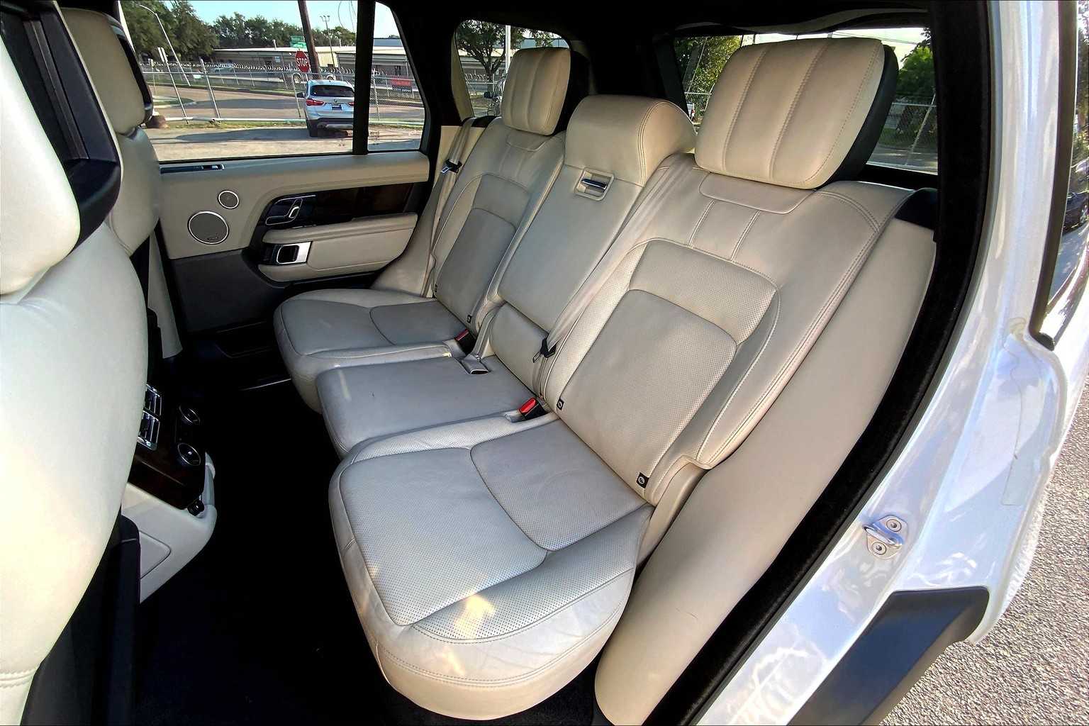2019 Land Rover Range Rover HSE photo 17