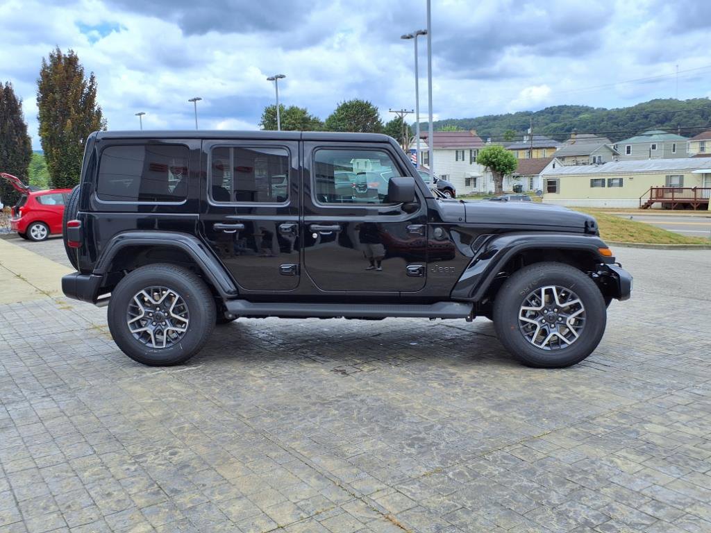 2025 Jeep Wrangler Sahara photo 4