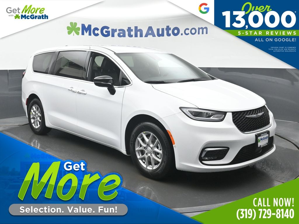 2026 Chrysler Pacifica Select's photo