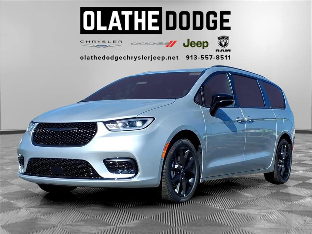 2026 Chrysler Pacifica Select's photo