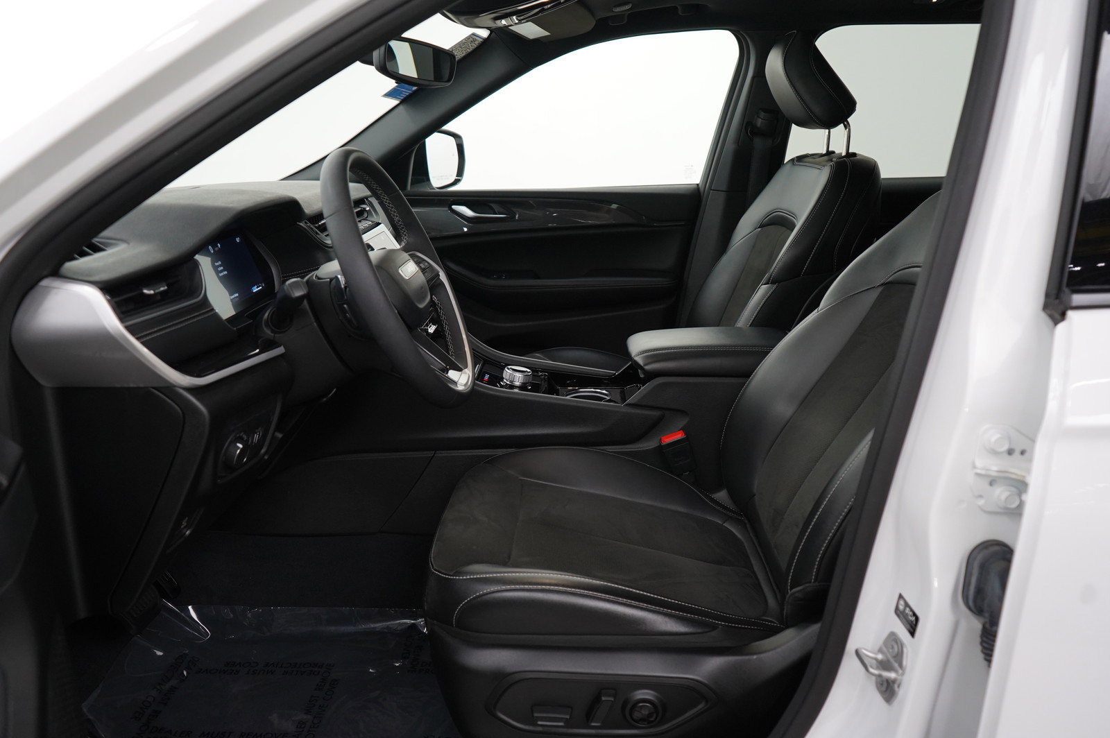 2023 Jeep Grand Cherokee Laredo Altitude photo 16
