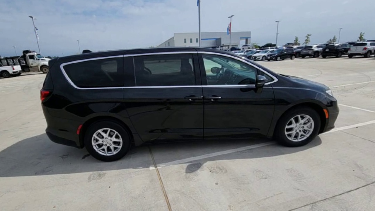 2024 Chrysler Pacifica Touring L photo 30