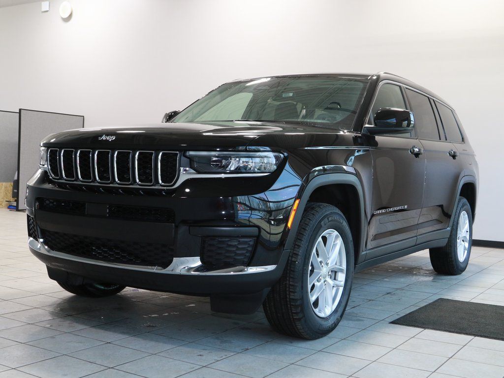 2023 Jeep Grand Cherokee Laredo photo 3