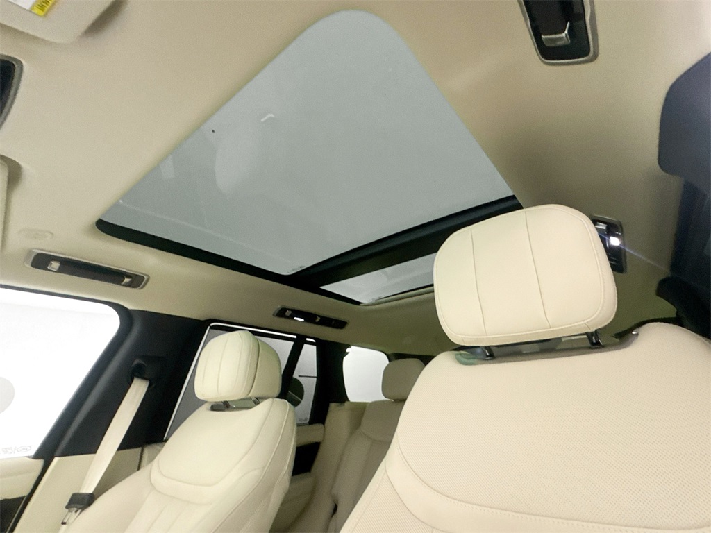 2025 Land Rover Range Rover SE photo 17
