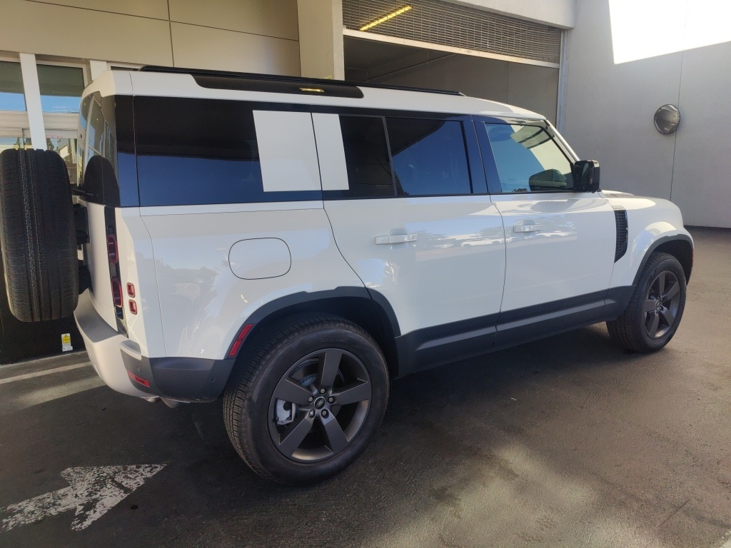 2025 Land Rover Defender 110 photo 2