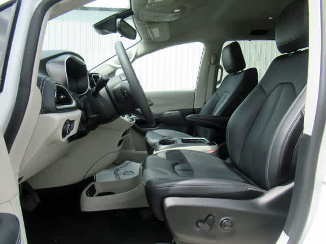 2024 Chrysler Pacifica Touring L photo 3