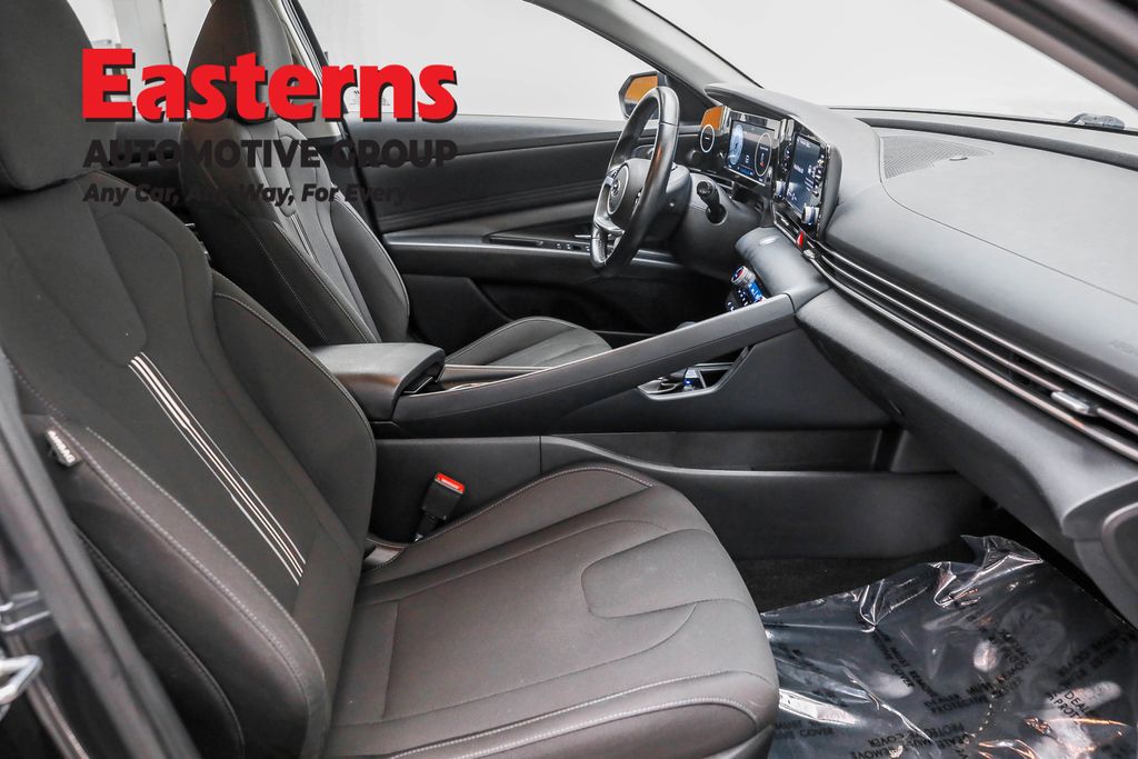 2021 Hyundai Elantra SEL Convenience photo 18