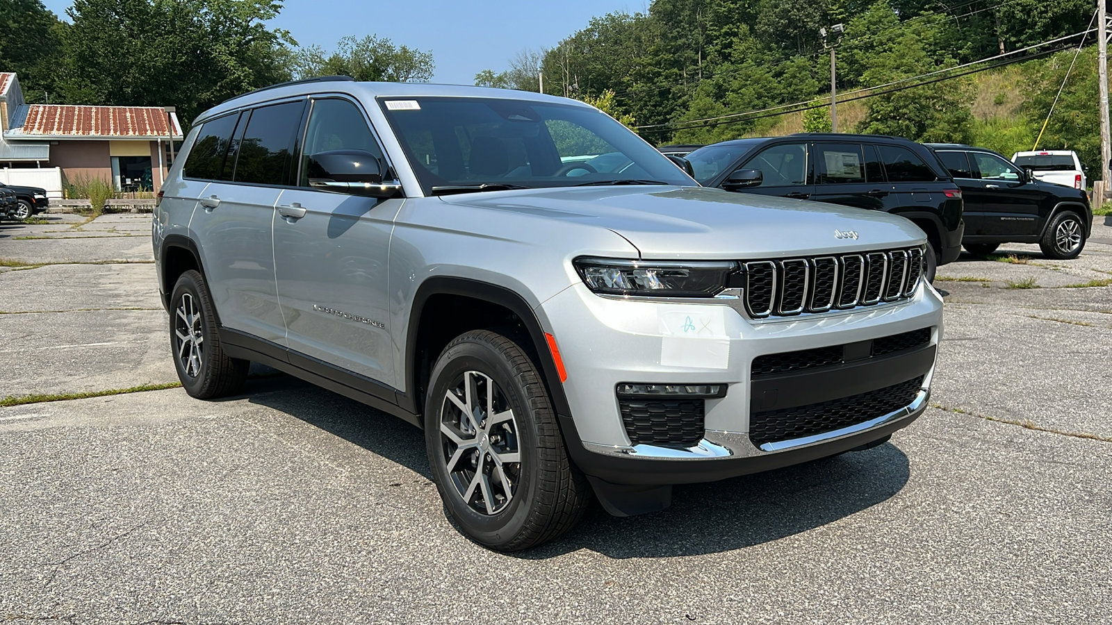 2025 Jeep Grand Cherokee Limited photo 3