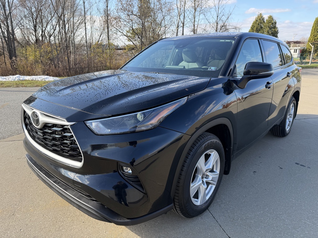 2022 Toyota Highlander LE's photo