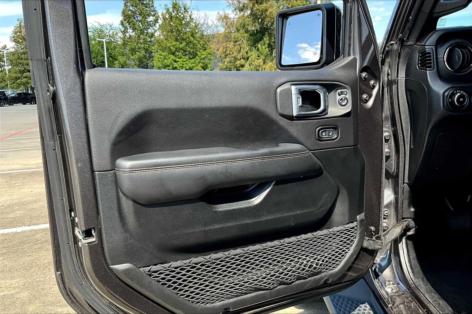 2020 Jeep Wrangler Unlimited Sahara High Altitude photo 18