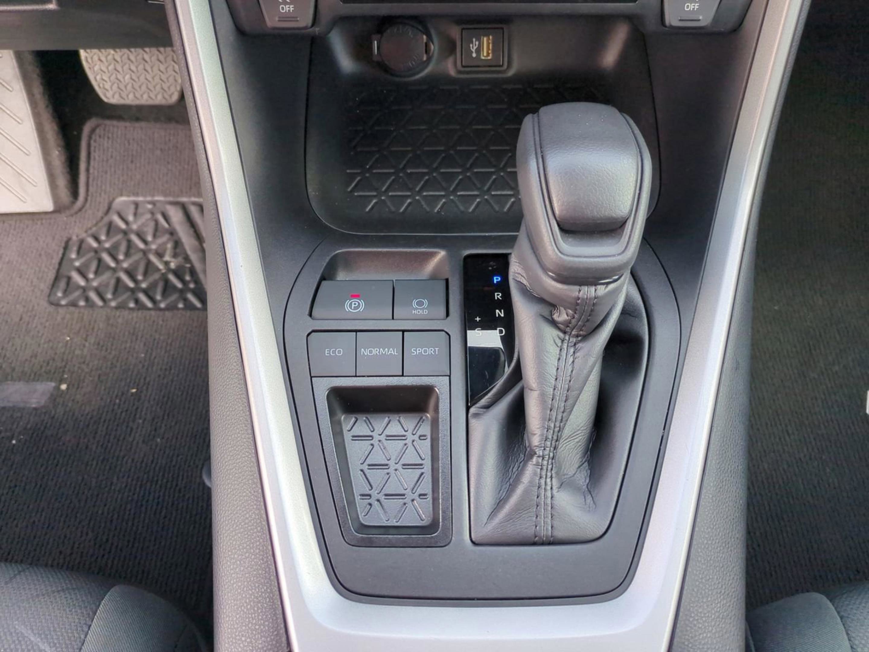 2024 Toyota RAV4 XLE photo 19