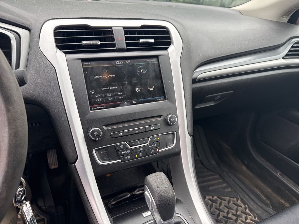 2016 Ford Fusion SE photo 4