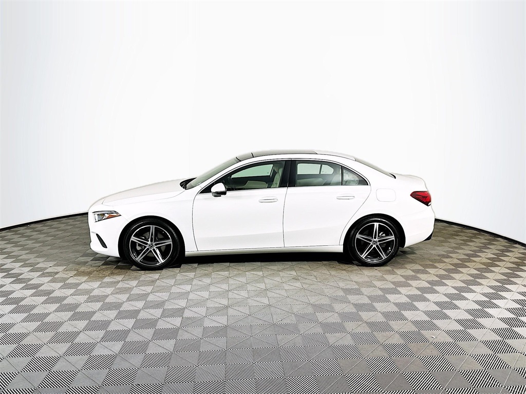2022 Mercedes Benz A 220 4MATIC photo 4