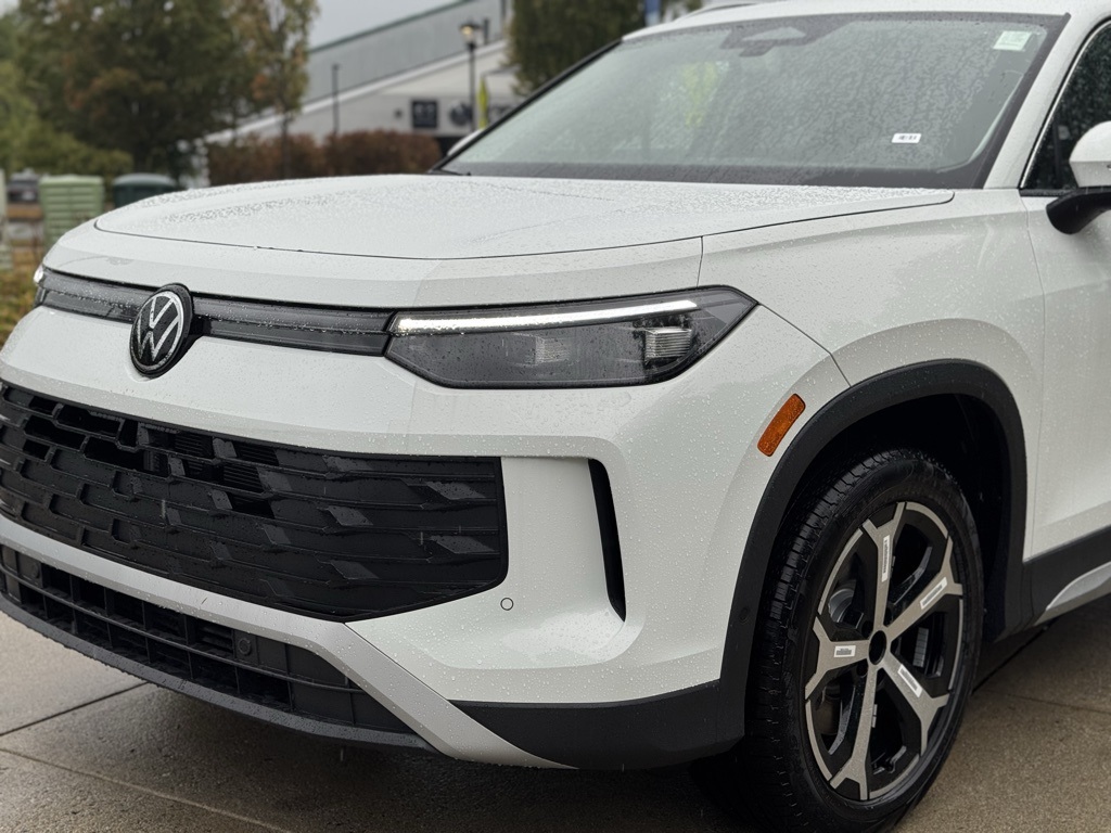 2025 Volkswagen Tiguan SE photo 3