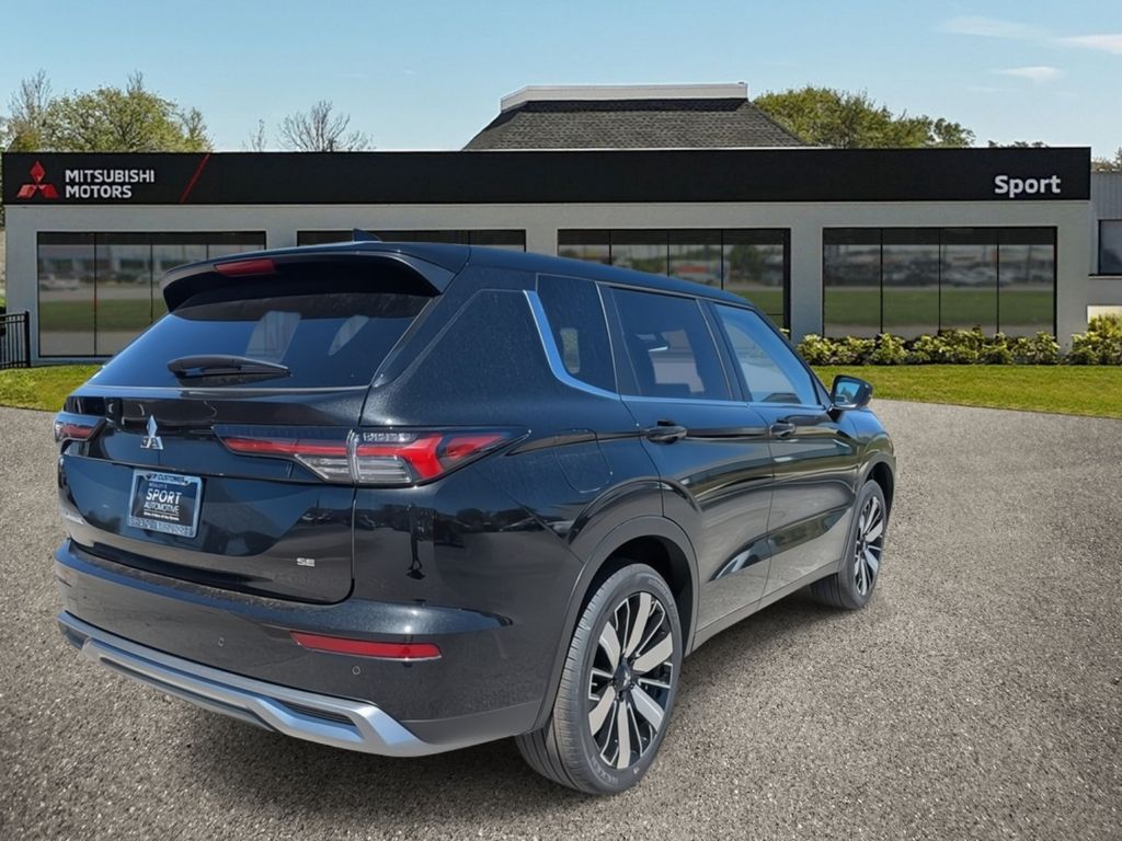 2025 Mitsubishi Outlander SE photo 3