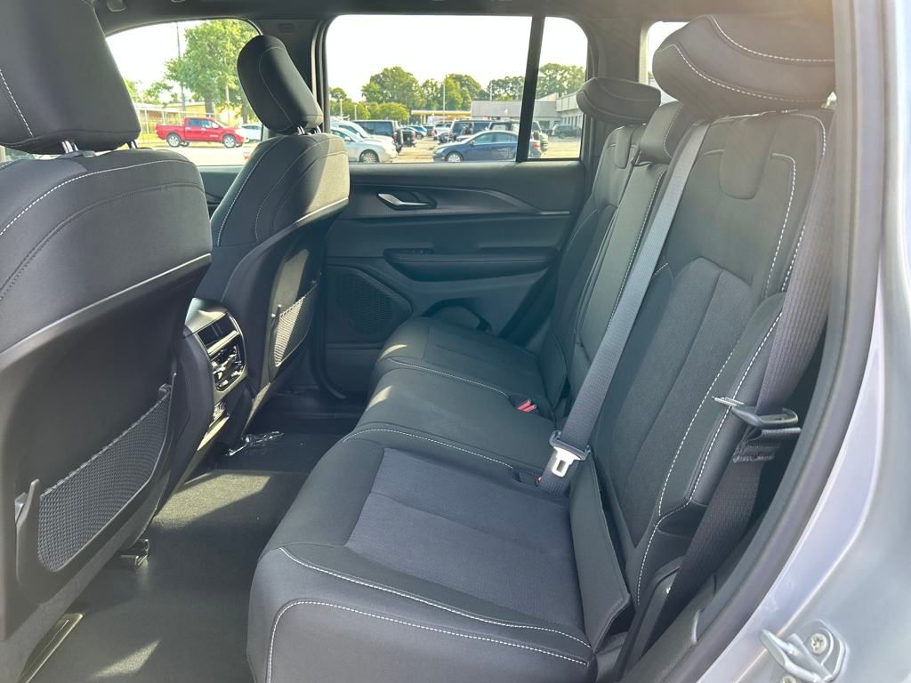 2025 Jeep Grand Cherokee Laredo Altitude photo 22