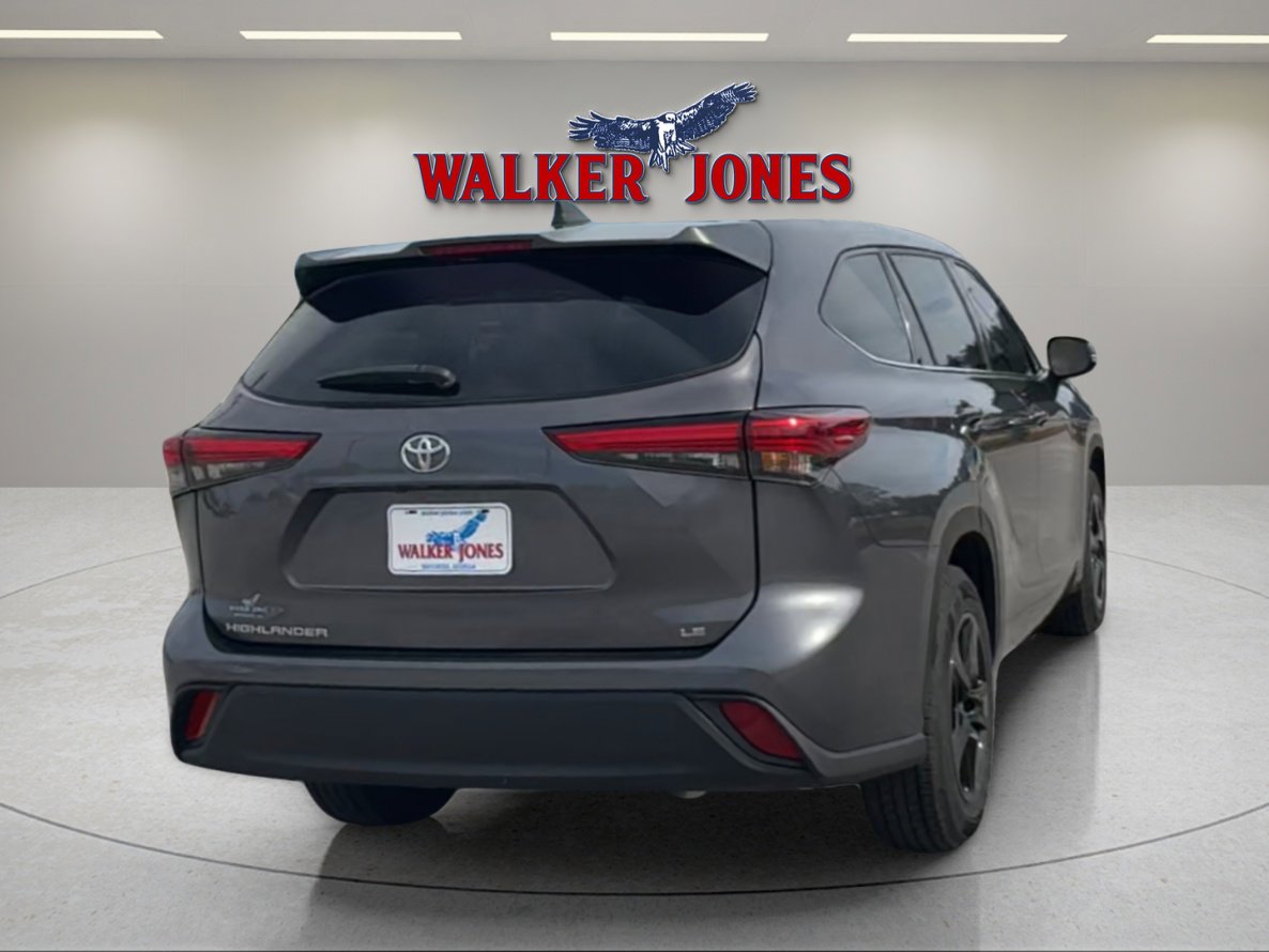 2022 Toyota Highlander LE photo 3