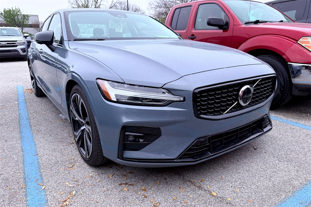 2024 Volvo S60 Plus's photo
