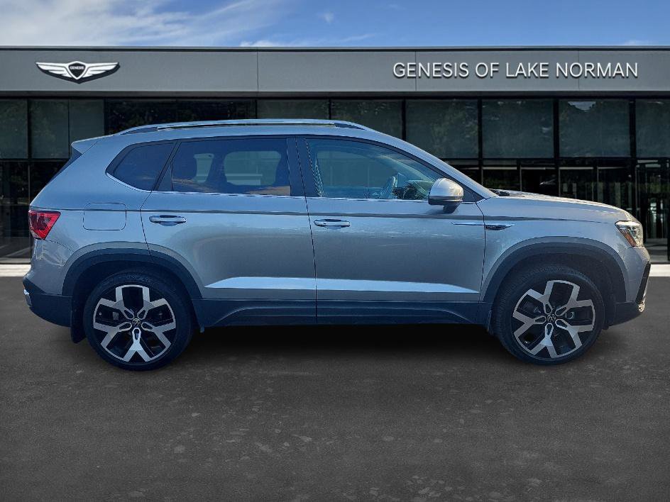 2022 Volkswagen Taos SEL photo 3