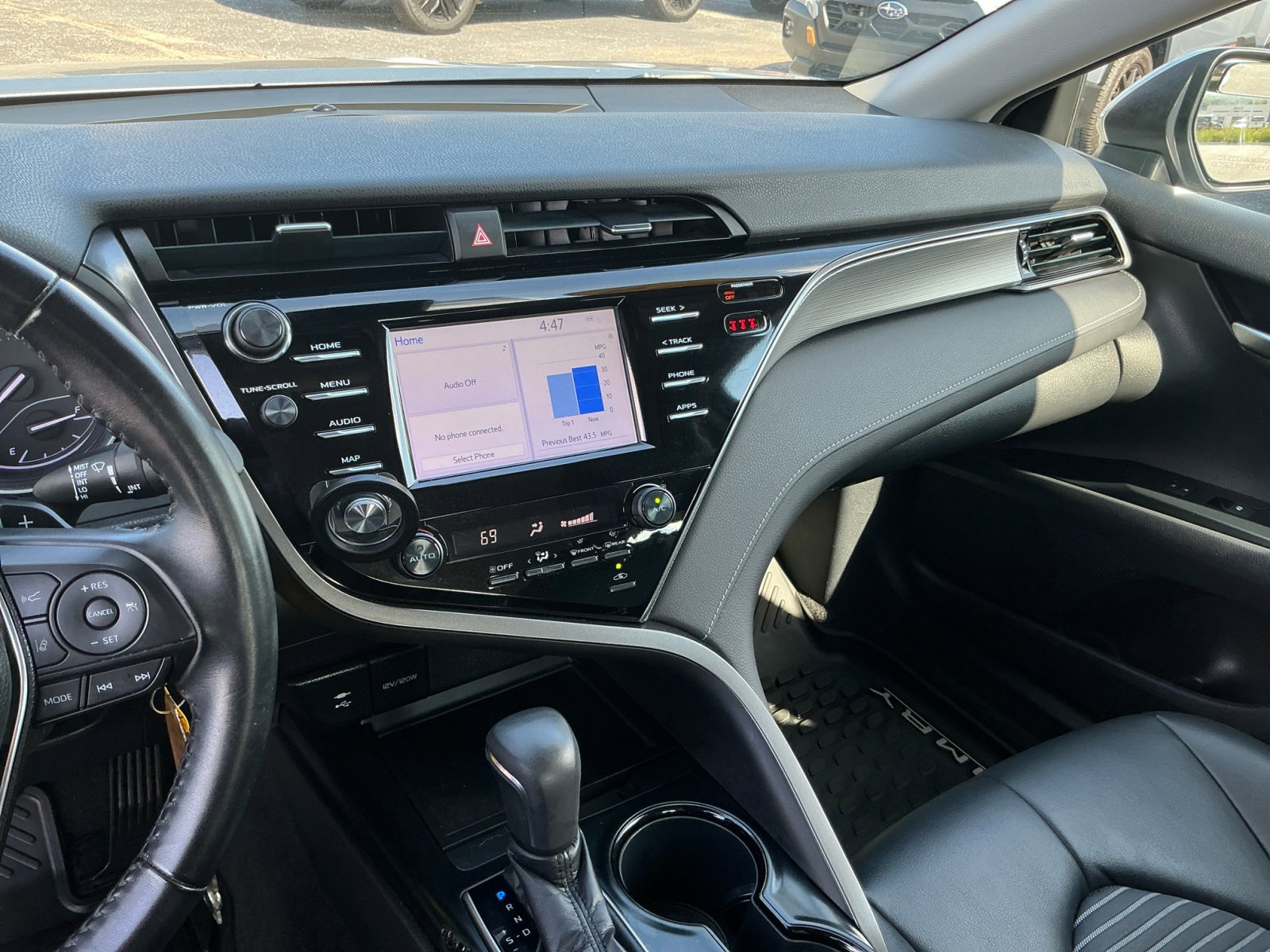 2019 Toyota Camry SE photo 18