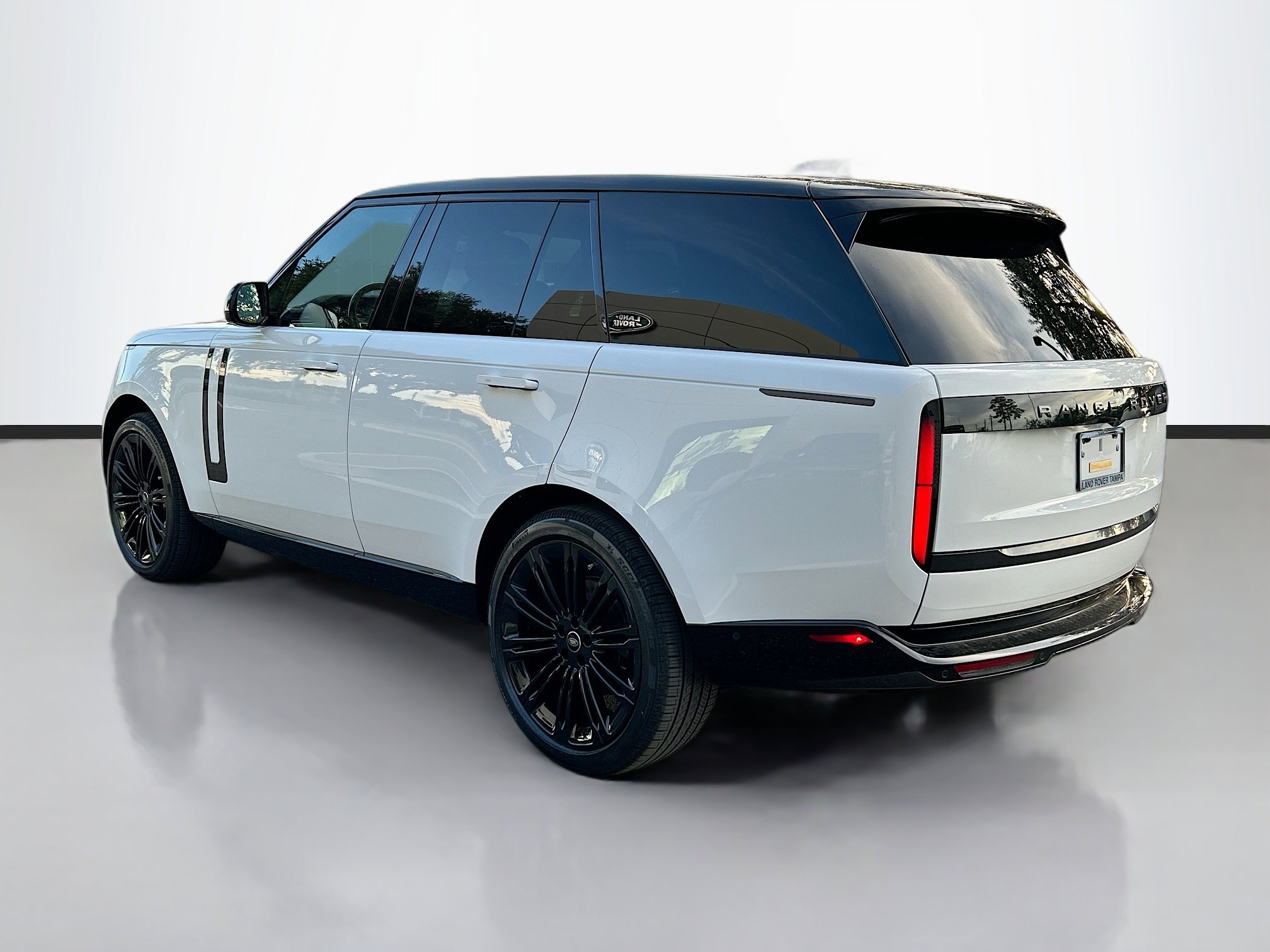 2025 Land Rover Range Rover SE photo 3