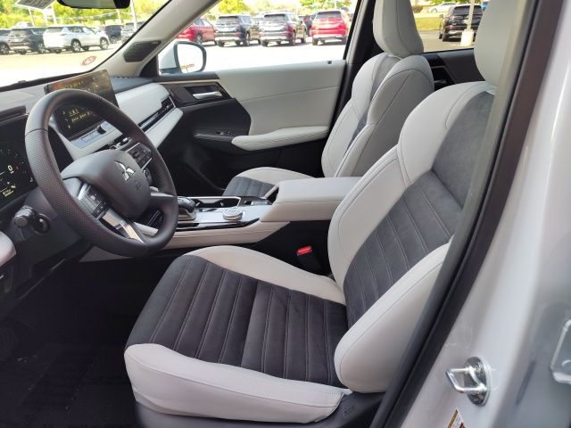 2025 Mitsubishi Outlander SE photo 8