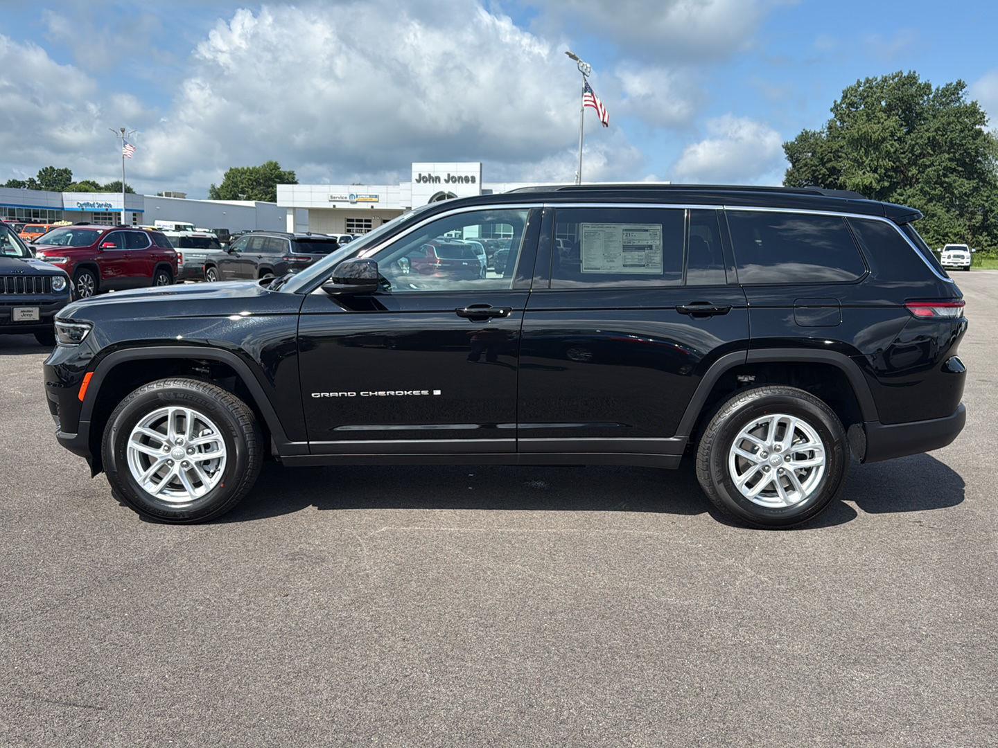 2025 Jeep Grand Cherokee Laredo X photo 3