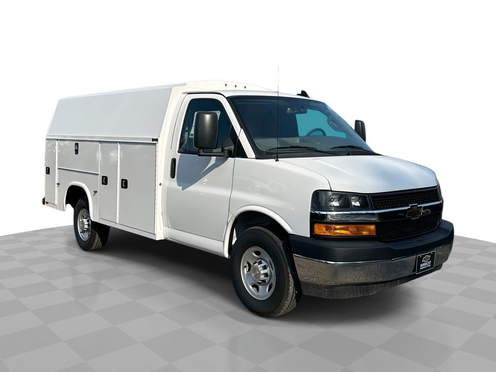 2025 Chevrolet Express Cutaway Base's photo