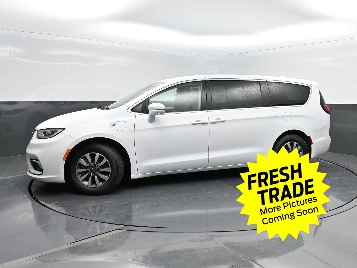 2022 Chrysler Pacifica Hybrid Touring L's photo