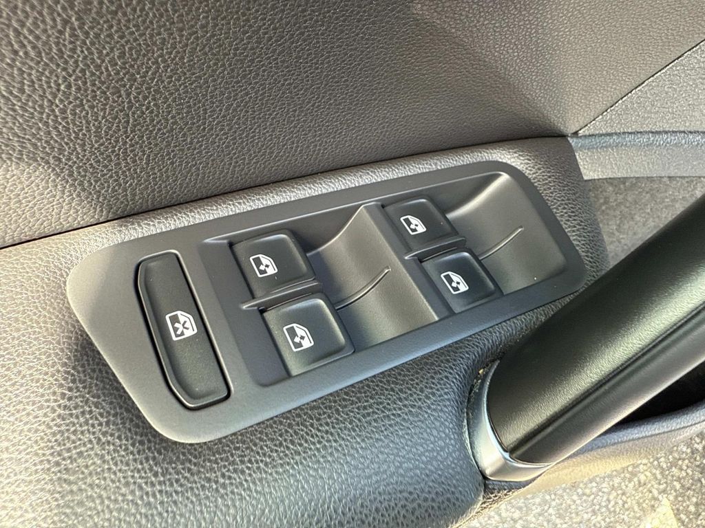 2018 Volkswagen Golf TSI SE photo 19