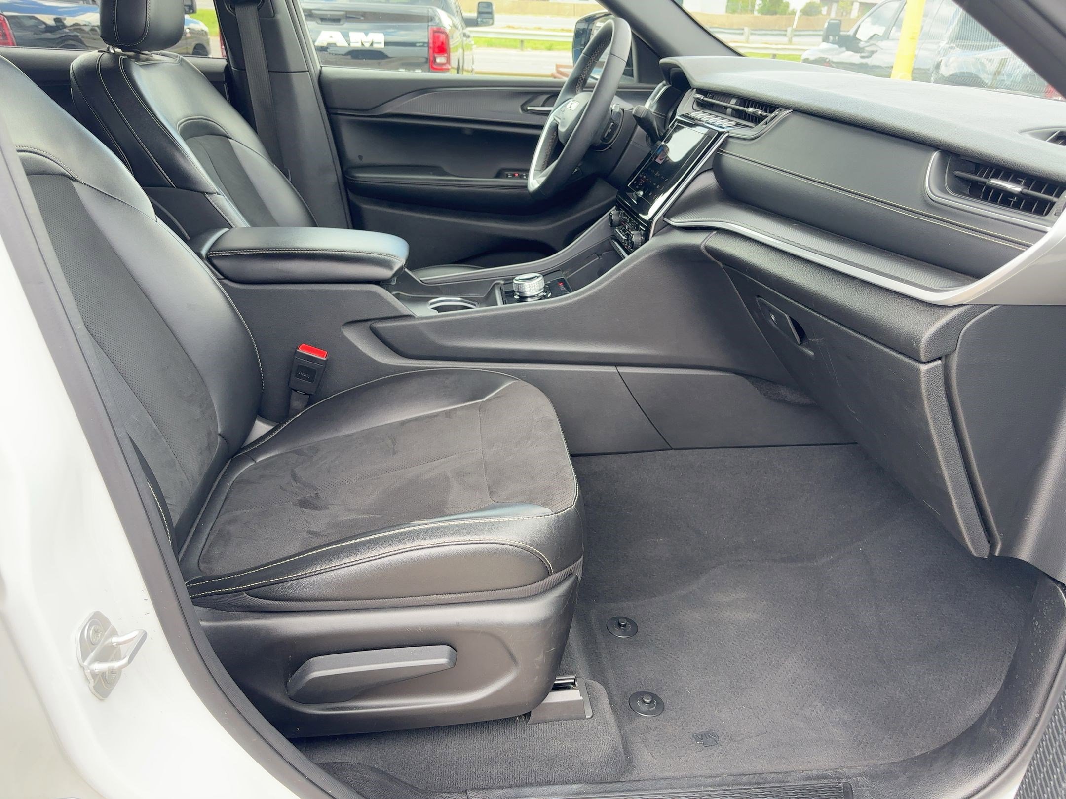 2024 Jeep Grand Cherokee Altitude photo 23