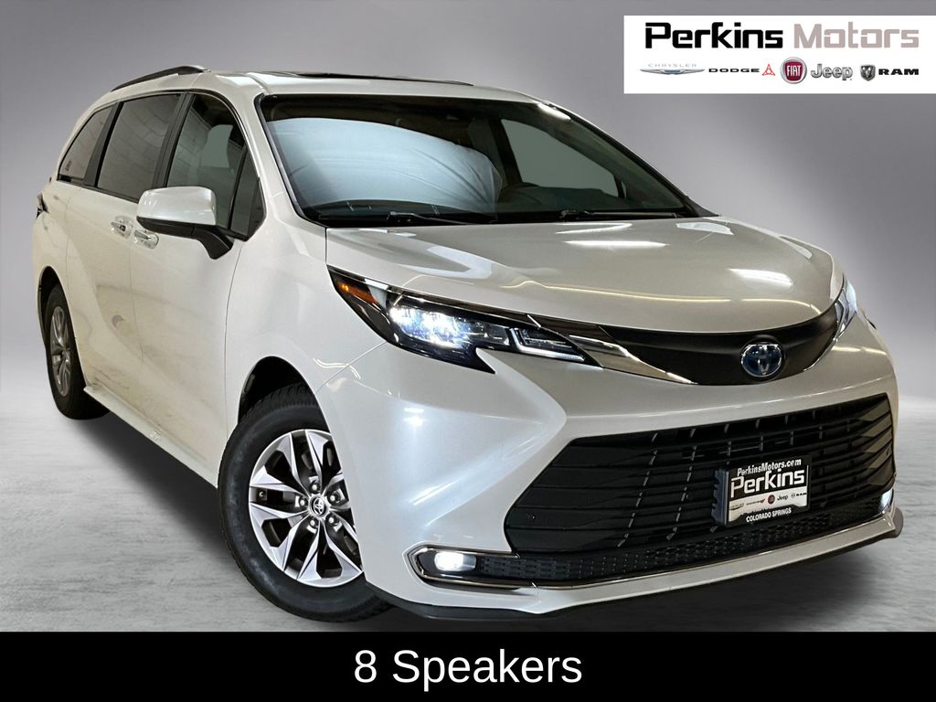 2024 Toyota Sienna XLE's photo