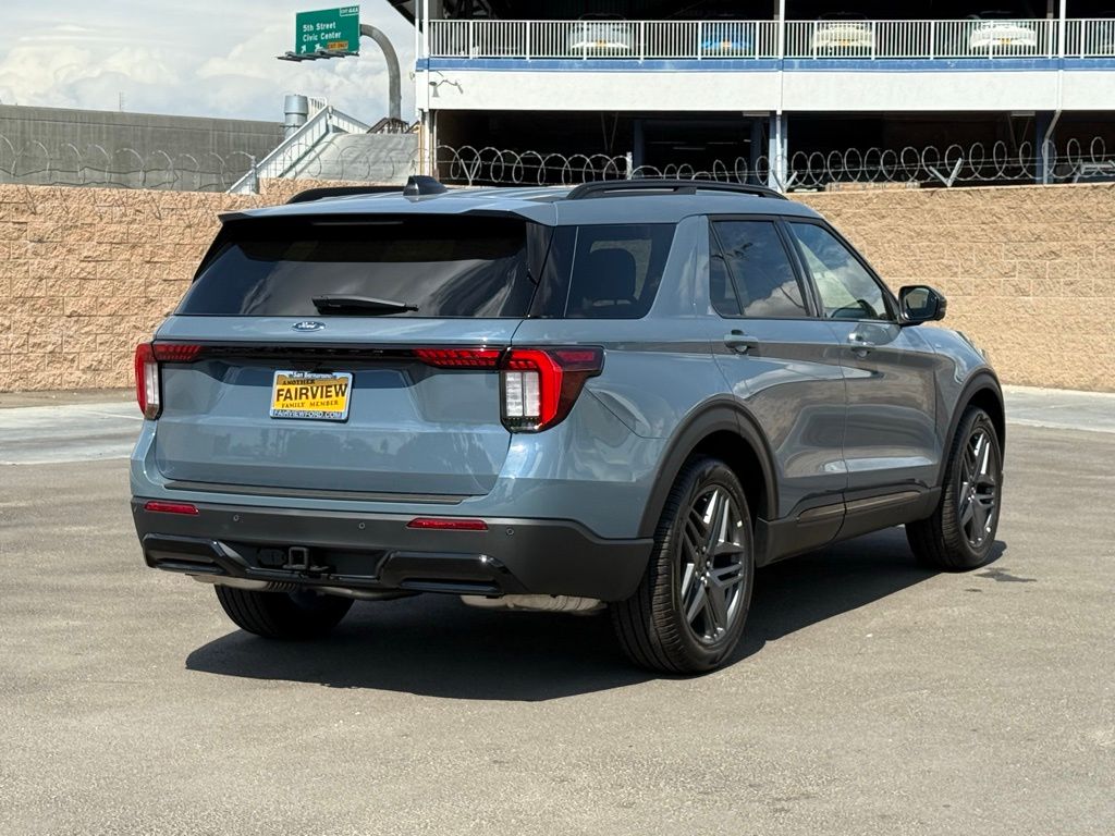 2025 Ford Explorer ST-Line photo 4