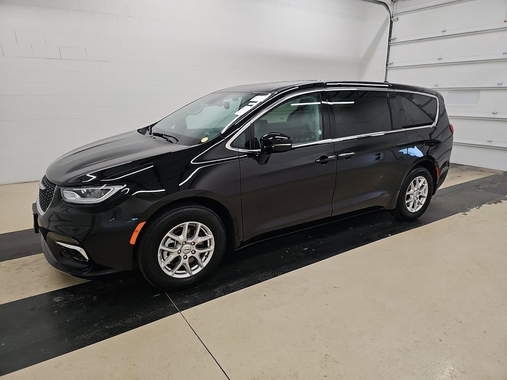 2024 Chrysler Pacifica Touring L's photo